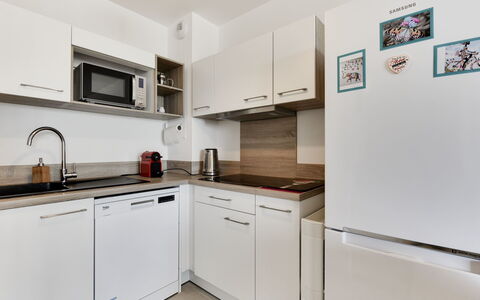 Balnéa: Zimmer, Eigentum, Küche, Möbel, Cabinetry, Countertop, Interior Design, Gelb, Gebäude, Grundeigentum
