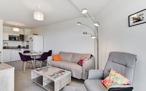 Balnéa: Zimmer, Eigentum, Möbel, Wohnzimmer, Interior Design, Gebäude, Fussboden, Haus, Tabelle, Gelb