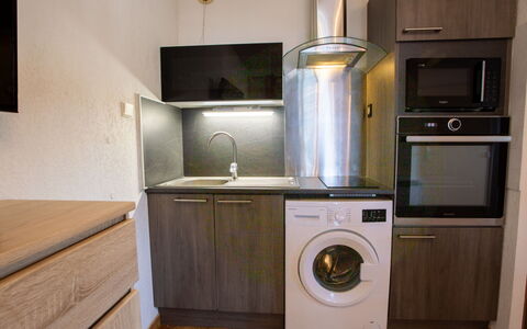 Les Régatiers: Cabinetry, Eigentum, Küchengerät, Holz, Haushaltsgerät, Herd, Küche, Waschmaschine, Interior Design, Wäschetrockner