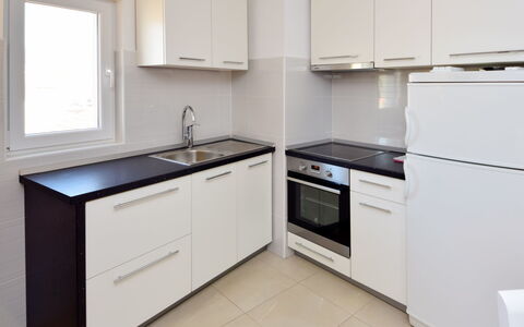 Korčula Vela Luka 107: Cabinetry, Countertop, Spüle, Sinken, Eigentum, Gebäude, Zapfhahn, Fenster, Küche, Herd