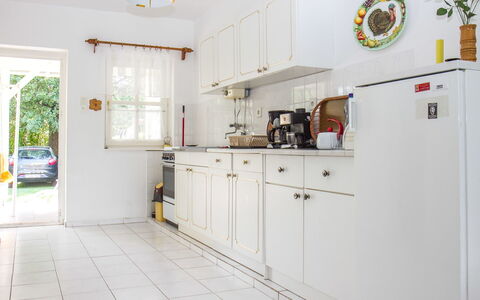 Welle: Cabinetry, Eigentum, Countertop, Zapfhahn, Küchengerät, Pflanze, Schublade, Küche, Interior Design, Holz
