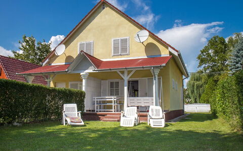 Welle: Himmel, Wolke, Pflanze, Eigentum, Gebäude, Fenster, Baum, Haus, Grundstueck, Hütte