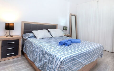 Cap Roig: Schlafzimmer, Bett, Möbel, Zimmer, Bettdecke, Eigentum, Matratze, Bettrahmen, Interior Design, Bedding