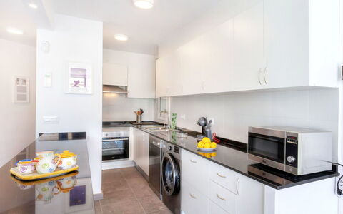 Cap Roig: Eigentum, Zimmer, Küche, Möbel, Countertop, Cabinetry, Gelb, Gebäude, Interior Design, Grundeigentum