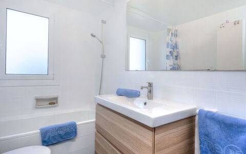Nautic Ii: Badezimmer, Eigentum, Zimmer, Interior Design, Badewanne, Die Architektur, Fussboden, Gebäude, Wand, Haus