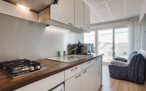 Les Brisants: Eigentum, Zimmer, Möbel, Countertop, Interior Design, Küche, Gebäude, Haus, Cabinetry, Decke