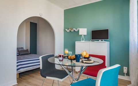Les Brisants: Zimmer, Möbel, Interior Design, Wohnzimmer, Blau, Eigentum, Grün, Türkis, Tabelle, Gebäude