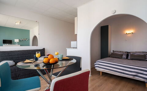 Les Brisants: Zimmer, Möbel, Interior Design, Eigentum, Gebäude, Schlafzimmer, Fussboden, Bett, Wohnzimmer, Wand
