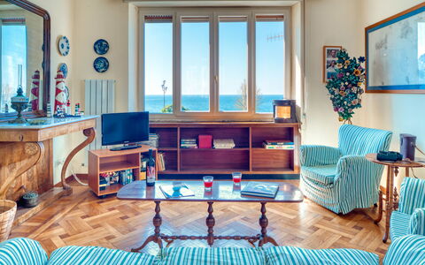 Apartment Mare Bello - Levanto: Zimmer, Möbel, Wohnzimmer, Blau, Interior Design, Türkis, Eigentum, Haus, Gebäude, Tabelle