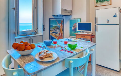 Apartment Mare Bello - Levanto: Zimmer, Türkis, Eigentum, Möbel, Tabelle, Interior Design, Frühstück, Esszimmer, Gebäude, Grundeigentum