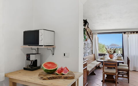 Iride: Möbel, Küche & Esszimmer Tisch, Küche, Stuhl, Countertop, Haushaltsgerät, Zimmerpflanze, Herd, Küchengerät, Herd