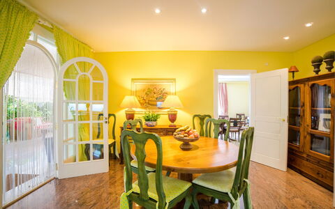 Villa Can Mandol: Zimmer, Esszimmer, Eigentum, Decke, Grün, Möbel, Gelb, Interior Design, Gebäude, Fussboden