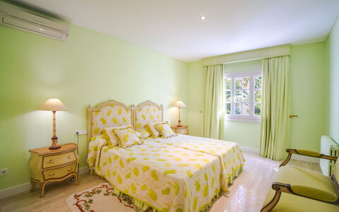 Villa Can Mandol: Schlafzimmer, Zimmer, Möbel, Eigentum, Bett, Interior Design, Grün, Gelb, Bettdecke, Bettrahmen