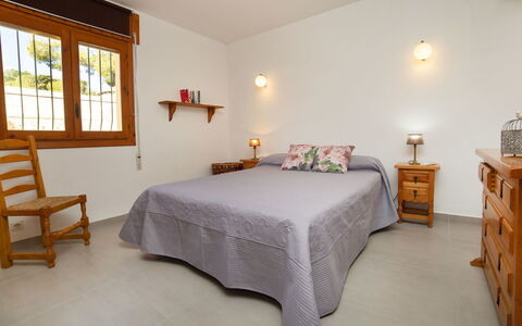 Lolita: Schlafzimmer, Zimmer, Möbel, Bett, Eigentum, Bettdecke, Bettrahmen, Interior Design, Fussboden, Bedding