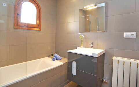 Lolita: Badezimmer, Zimmer, Eigentum, Bad Sink, Armatur, Fussboden, Interior Design, Fliese, Sinken, Wand