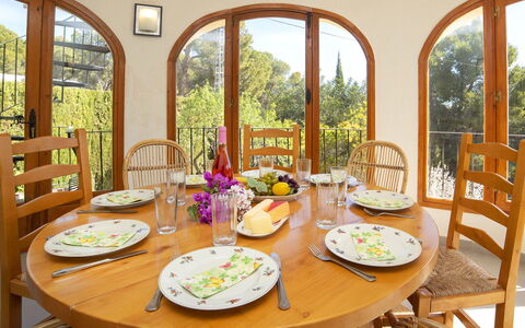 Lolita: Zimmer, Esszimmer, Eigentum, Tabelle, Interior Design, Möbel, Mahlzeit, Gelb, Frühstück, Zuhause