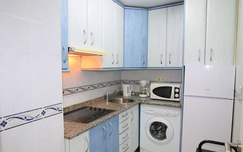 Las Palmeras: Eigentum, Zimmer, Major Appliance, Küche, Cabinetry, Wäschekammer, Countertop, Möbel, Gebäude, Herd