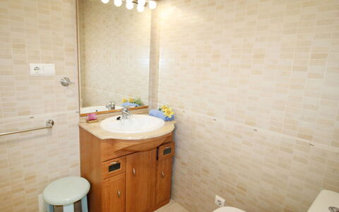 Las Palmeras: Badezimmer, Zimmer, Eigentum, Wand, Interior Design, Grundeigentum, Möbel, Fliese, Gebäude, Sinken
