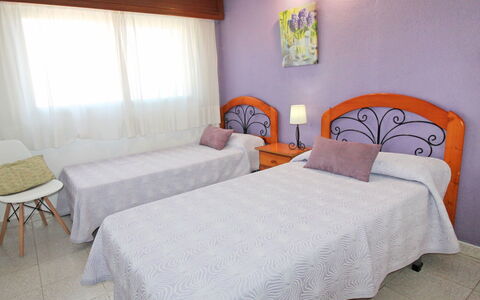 Las Palmeras: Schlafzimmer, Bett, Möbel, Zimmer, Eigentum, Bettdecke, Bettrahmen, Bedding, Interior Design, Wand