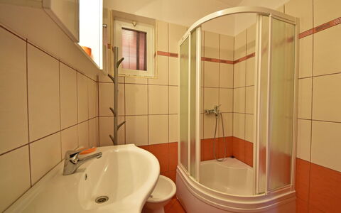 Novi Vinodolski Klenovica 600: Badezimmer, Eigentum, Zimmer, Fliese, Die Architektur, Wand, Armatur, Interior Design, Haus, Fussboden