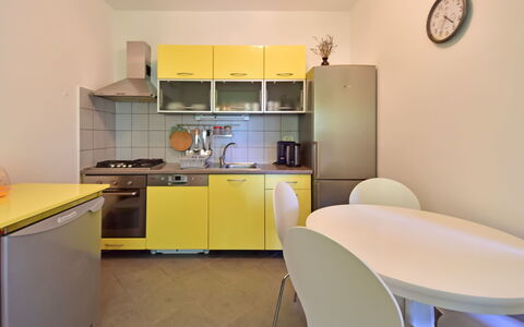 Novi Vinodolski Klenovica 600: Zimmer, Eigentum, Gelb, Möbel, Interior Design, Gebäude, Küche, Grundeigentum, Fussboden, Haus