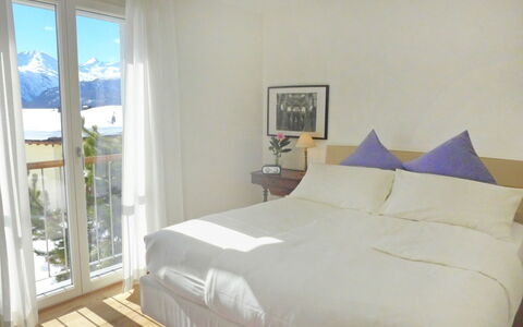 Chesa sur Puoz 7: Schlafzimmer, Bett, Möbel, Zimmer, Eigentum, Bettrahmen, Bettdecke, Fussboden, Bedding, Interior Design