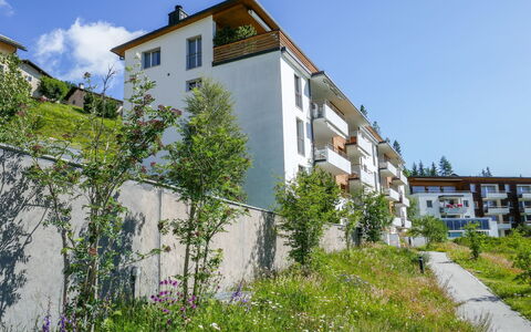 Chesa sur Puoz 7: Eigentum, Haus, Wohngebiet, Vegetation, Gebäude, Wand, Die Architektur, Grundeigentum, Nachbarschaft, Baum