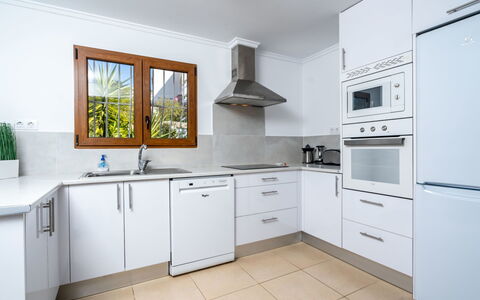 Aurelie: Eigentum, Zimmer, Möbel, Küche, Cabinetry, Countertop, Gebäude, Interior Design, Haus, Fussboden