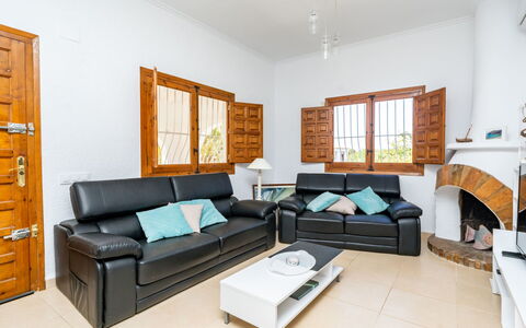 Aurelie: Möbel, Zimmer, Eigentum, Wohnzimmer, Interior Design, Gebäude, Schlafzimmer, Grundeigentum, Haus, Gelb