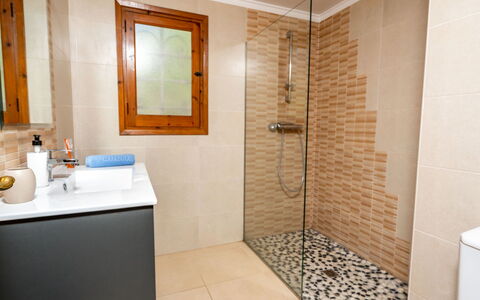 Aurelie: Badezimmer, Zimmer, Eigentum, Fliese, Fussboden, Interior Design, Wand, Grundeigentum, Gebäude, Tür