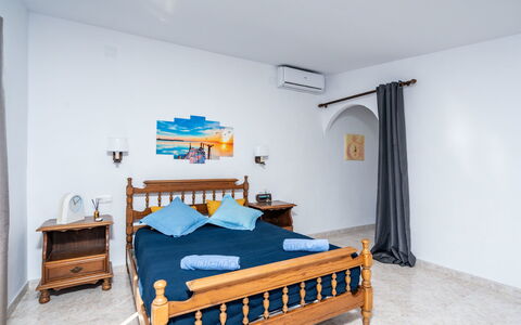Aurelie: Schlafzimmer, Bett, Möbel, Zimmer, Eigentum, Bettdecke, Bettrahmen, Interior Design, Fussboden, Gebäude