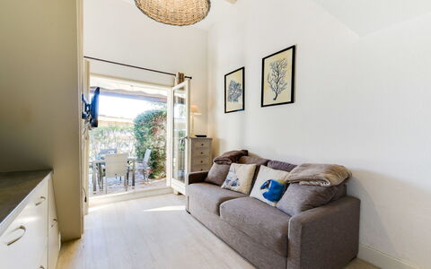 Mas de la Plage: Eigentum, Zimmer, Möbel, Interior Design, Decke, Fussboden, Wohnzimmer, Haus, Wand, Gebäude