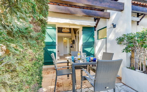 Mas de la Plage: Pflanze, Möbel, Gebäude, Eigentum, Tabelle, Blumentopf, Stuhl, Fenster, Tisch Im Freien, Gartenmöbel