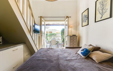 Mas de la Plage: Schlafzimmer, Eigentum, Zimmer, Möbel, Bett, Interior Design, Decke, Bettdecke, Fussboden, Wand