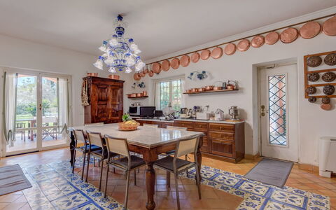 Giulia: Tabelle, Eigentum, Möbel, Bilderrahmen, Azurblau, Holz, Gebäude, Interior Design, Stuhl