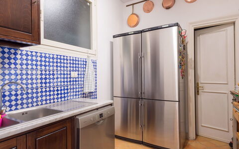 Giulia: Cabinetry, Spüle, Möbel, Eigentum, Sinken, Gebäude, Countertop, Küche, Zapfhahn, Beleuchtung