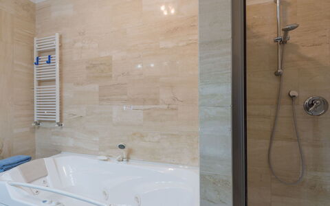 Giulia: Armatur, Zapfhahn, Badewanne, Duschkopf, Badezimmer, Rechteck, Dusche, Fussboden