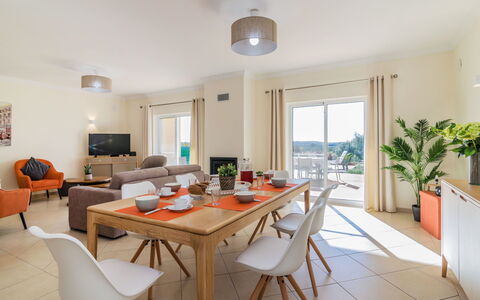 Vila Caravela: Zimmer, Eigentum, Möbel, Interior Design, Gebäude, Grundeigentum, Tabelle, Haus, Esszimmer, Fussboden