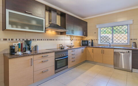 Vila Caravela: Eigentum, Zimmer, Küche, Cabinetry, Möbel, Grundeigentum, Gebäude, Haus, Gelb, Countertop