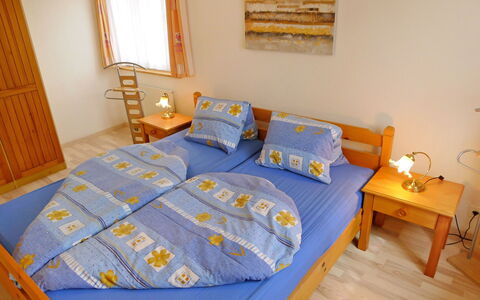 Saskia: Schlafzimmer, Bett, Zimmer, Möbel, Bettdecke, Eigentum, Bedding, Bettrahmen, Fussboden, Interior Design