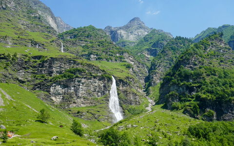 Rustico Nurell: Wasser, Himmel, Pflanze, Natürliche Landschaft, Golfplatz, Baum, Vegetation, Grundstueck, Hochland
