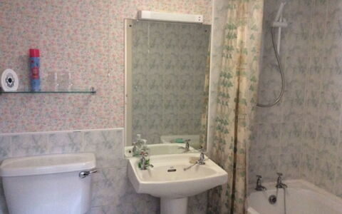 Craigton Cottage: Braun, Zapfhahn, Bad Sink, Armatur, Sinken, Eigentum, Lila, Badezimmer, Interior Design, Gebäude