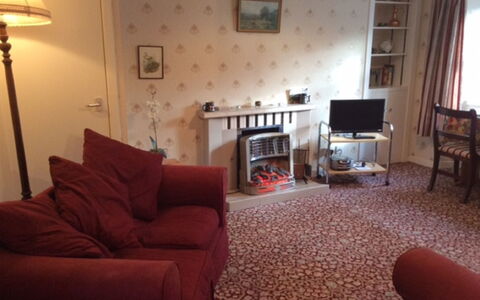 Craigton Cottage: Bilderrahmen, Möbel, Komfort, Holz, Couch, Beleuchtung, Wohnzimmer, Lampe, Interior Design, Fussboden