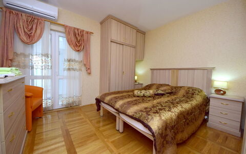 Ojdana: Möbel, Eigentum, Gebäude, Cabinetry, Komfort, Holz, Fenster, Textil, Beleuchtung