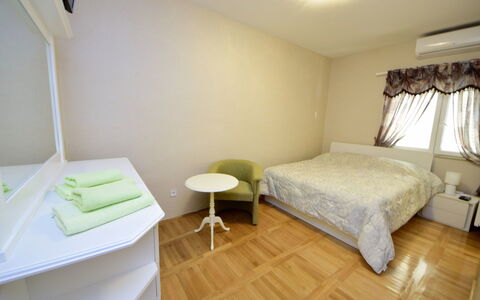 Ojdana: Möbel, Eigentum, Komfort, Gebäude, Haus, Interior Design, Holz, Beleuchtung, Textil, Flooring