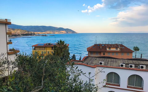 Il Geranio Sant'elmo - Diano Marina: Himmel, \Stadt, Meer, Küste, Wolke, Urlaub, Tourismus, Haus, Die Architektur, Horizont