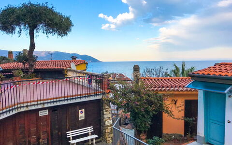 Il Geranio Sant'elmo - Diano Marina: Himmel, Eigentum, Haus, Gebäude, Dach, Zuhause, \Stadt, Grundeigentum, Die Architektur, Azurblau