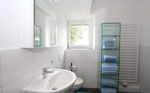 Isolde: Badezimmer, Zimmer, Eigentum, Interior Design, Armatur, Gebäude, Grundeigentum, Die Architektur, Haus, Badezimmerschrank