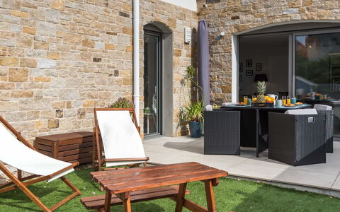 Les Terrasses de la Plage: Möbel, Eigentum, Zimmer, Tabelle, Gebäude, Haus, Interior Design, Wand, Backstein, Zuhause
