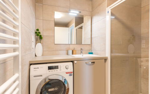 Les Terrasses de la Plage: Wäschekammer, Zimmer, Major Appliance, Wäschetrockner, Eigentum, Waschmaschine, Wäsche, Interior Design, Decke, Badezimmer